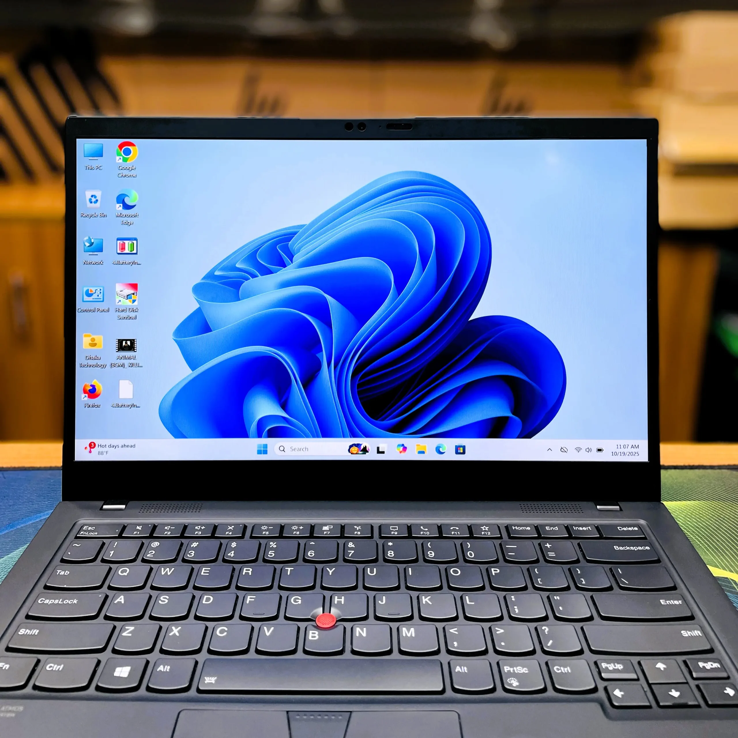 Lenovo ThinkPad X1 Carbon Gen 8 (Core i5 - 10th Gen) - Image 3